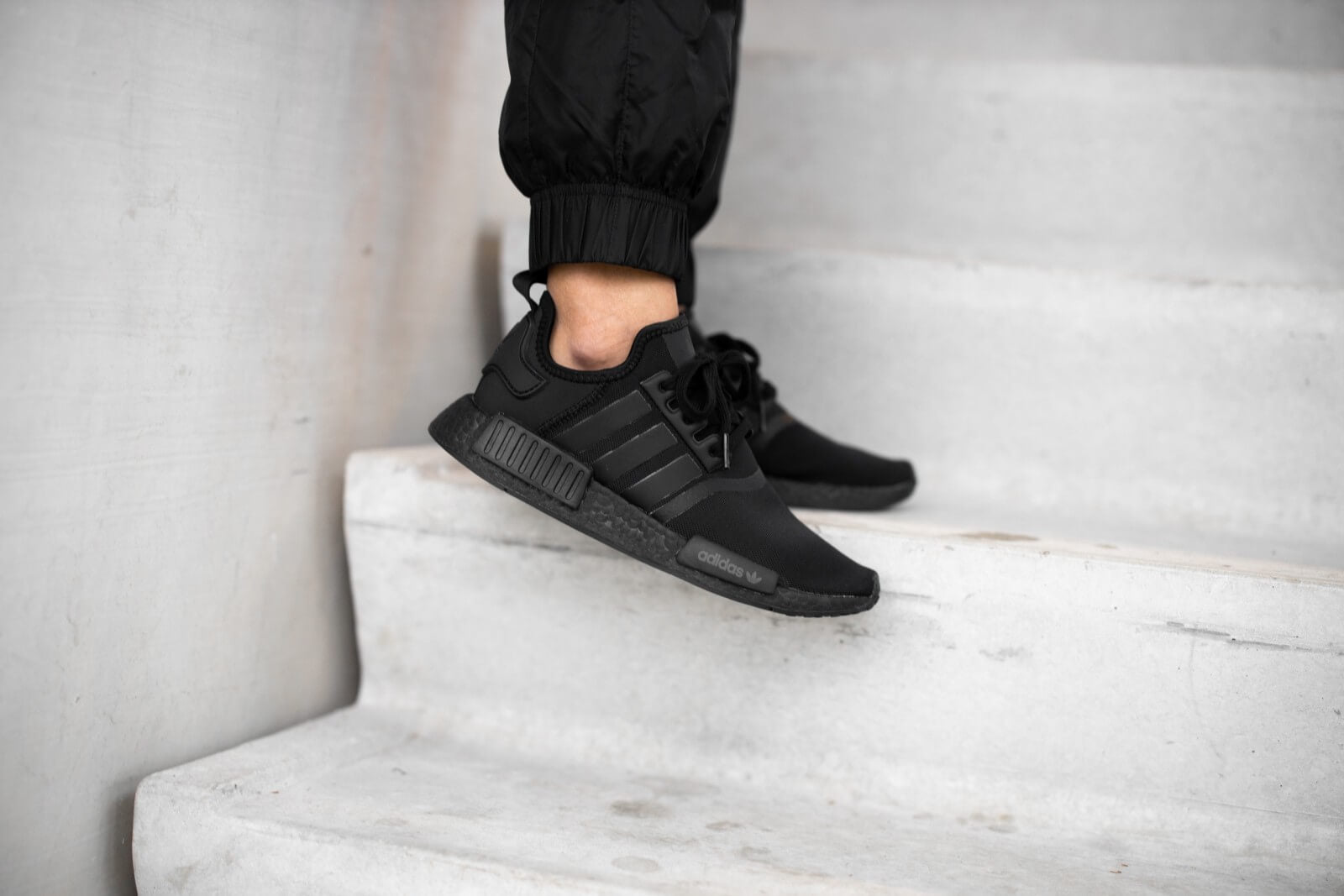 Adidas NMD R1 Triple Black (FV9015)