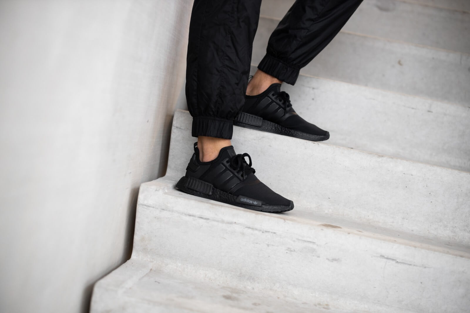 Adidas NMD R1 Triple Black (FV9015)