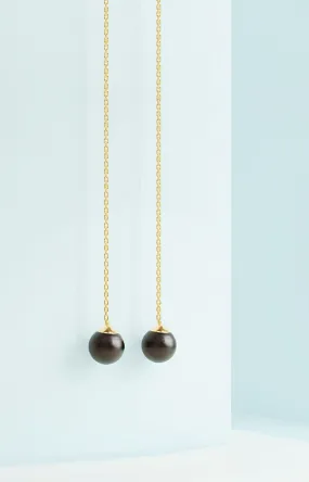 Long earrings in gold with black pearl